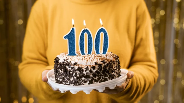 Yakın zamanda yapılan bir araştırma, et yemeyen yaşlıların, et yiyenlere göre 100 yaşına ulaşma olasılığının biraz daha düşük olabileceğini ortaya koyuyor. Ancak, bu bulgular ilk bakışta göründüğünden daha karmaşıktır ve bitki bazlı beslenme tarzına karşı basit bir yargı olarak alınmamalıdır.
Araştırmacılar, Çin'de 80 yaş ve üstü 5.000'den fazla yetişkini takip etti ve...