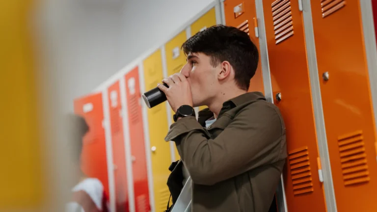 Yeni bir araştırma, yüksek şekerli içecek tüketimi ile gençlerde kaygı belirtileri arasında açık bir bağlantı olduğunu ortaya koyuyor.
Bournemouth Üniversitesi'nden araştırmacılar, beslenme ve ruh sağlığı arasındaki ilişkiyi inceleyen önceki birçok çalışmanın bulgularını değerlendiren kapsamlı bir inceleme üzerinde işbirliği yaptı. Ekip, birleştirilen verileri analiz ederek...